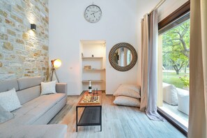 Televisión de pantalla plana, reproductor de DVD, juguetes