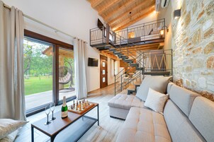 Deluxe villa, 1 king (extra méretű) franciaágy és egy kinyitható kanapé, hozzáférés a medencéhez | Egyiptomi pamut ágynemű, prémium ágynemű és Select Comfort-matrac