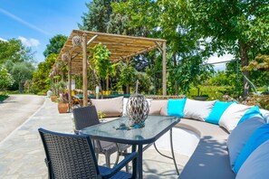 Televisión de pantalla plana, reproductor de DVD, juguetes