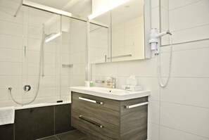Apartment | Bathroom | Bathtub, free toiletries, hair dryer, towels - Apartment Rugenpark 6 (Interlaken)
