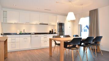Full-sized fridge, microwave, oven, stovetop