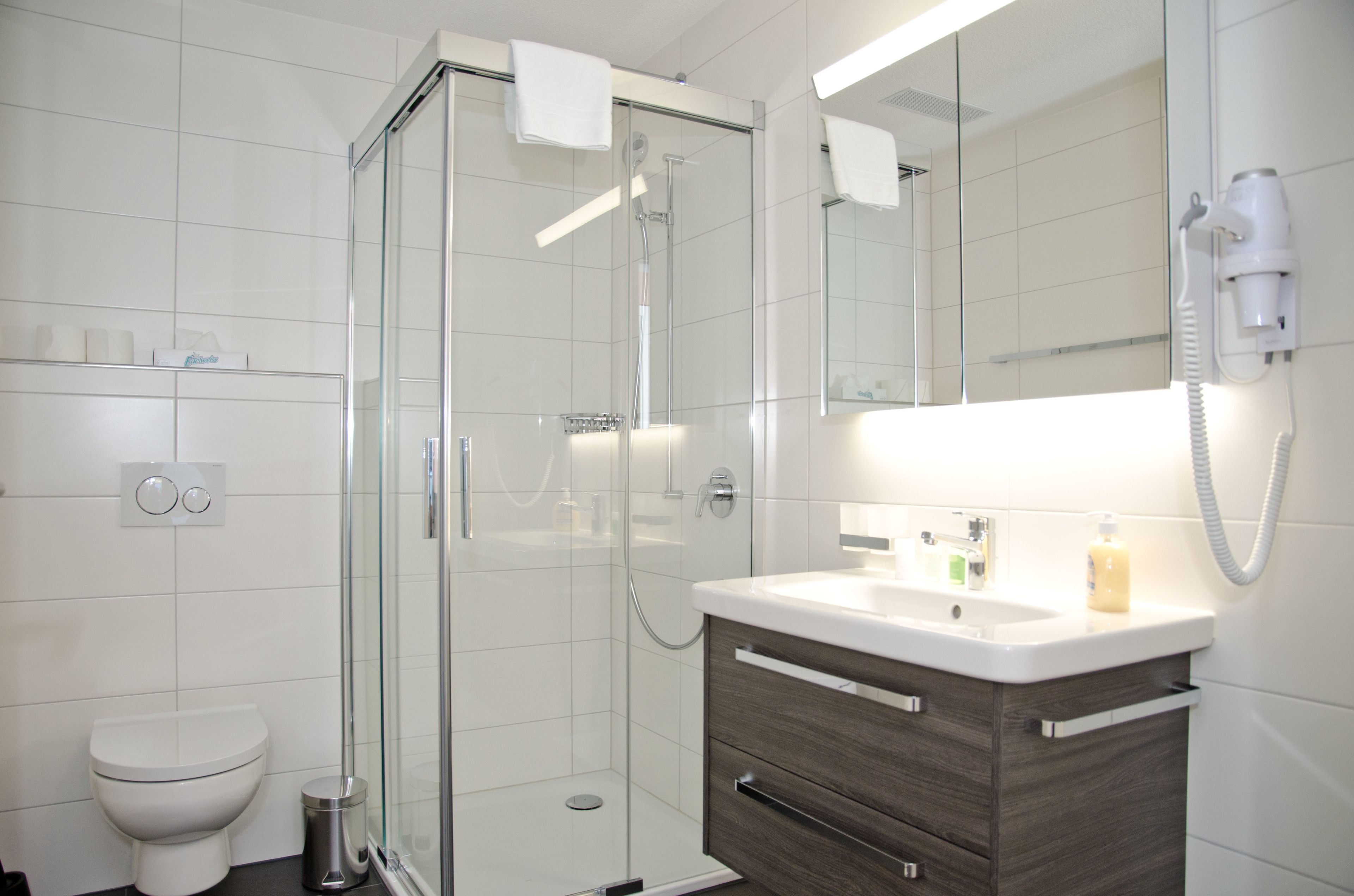 Badewanne und Dusche (separat), Haartrockner, Handtücher