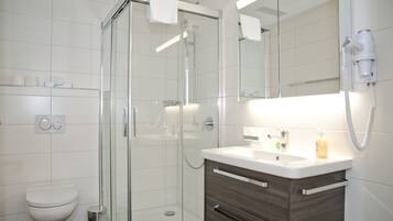 Badewanne und Dusche (separat), Haartrockner, Handtücher