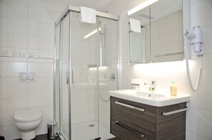 Separate bathtub and shower, hair dryer, towels - Apartment Rugenpark 7 (Interlaken)