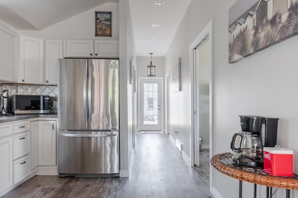 Coffee/tea maker, full-size fridge, microwave, oven