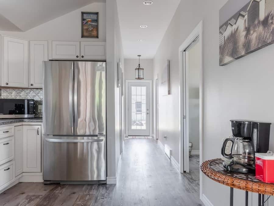 Coffee/tea maker, full-size fridge, microwave, oven