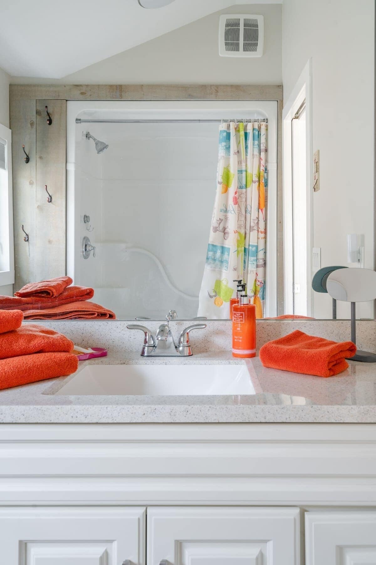 Combined shower/bathtub, free toiletries, hair dryer, towels