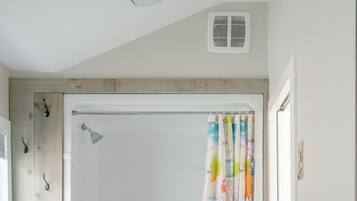 Combined shower/bathtub, free toiletries, hair dryer, towels