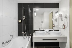 Superior Room | Bathroom | Free toiletries, hair dryer, slippers, towels - Akeah Verdi Budapest (Budapest)