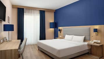Hypo-allergenic bedding, in-room safe, desk, blackout drapes