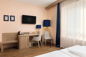 Ropa de cama hipoalergénica y caja de seguridad en la habitación 