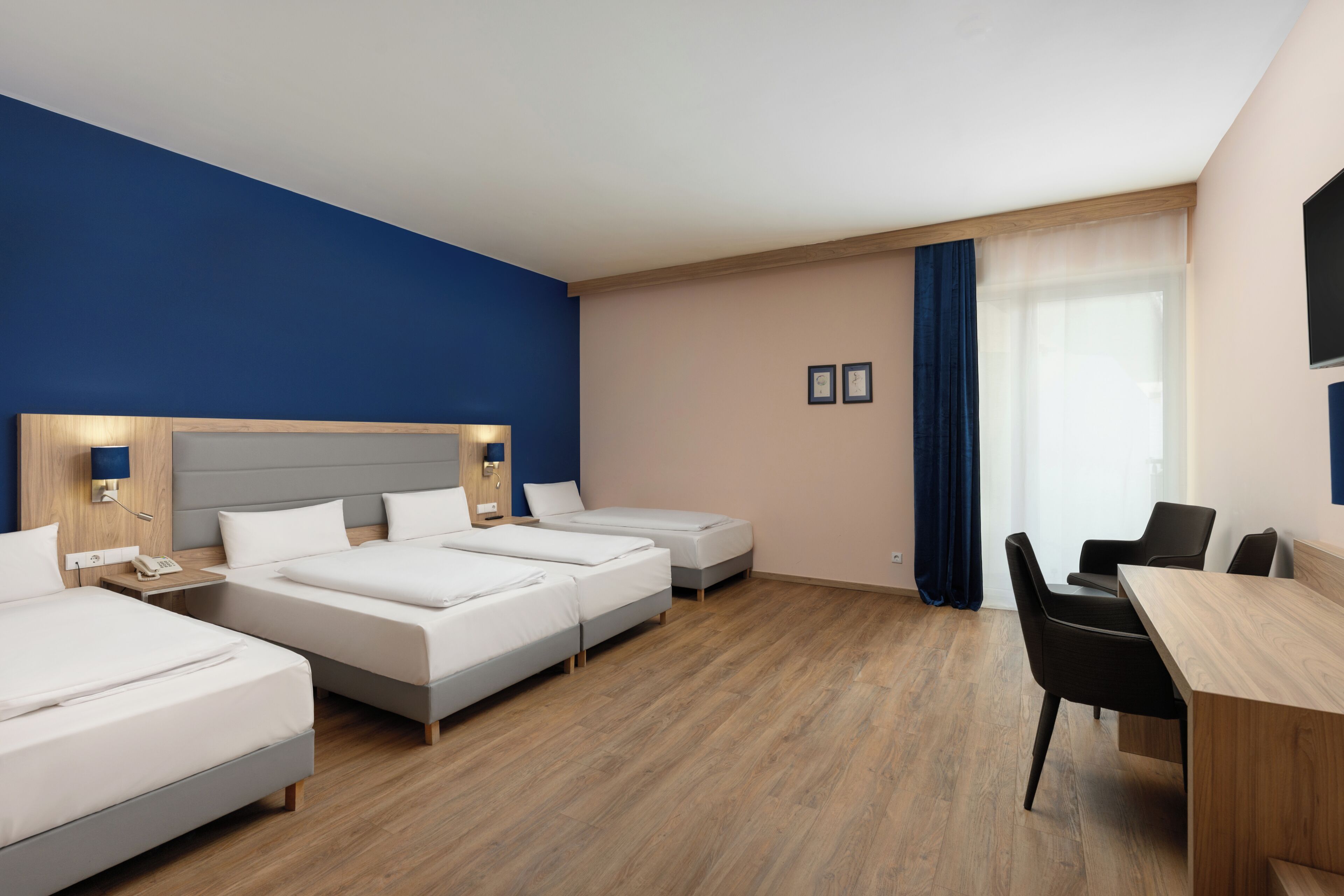 Caja de seguridad en la habitación, escritorio y cortinas blackout 