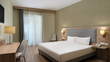Deluxe Room | Hypo-allergenic bedding, in-room safe, desk, blackout drapes
