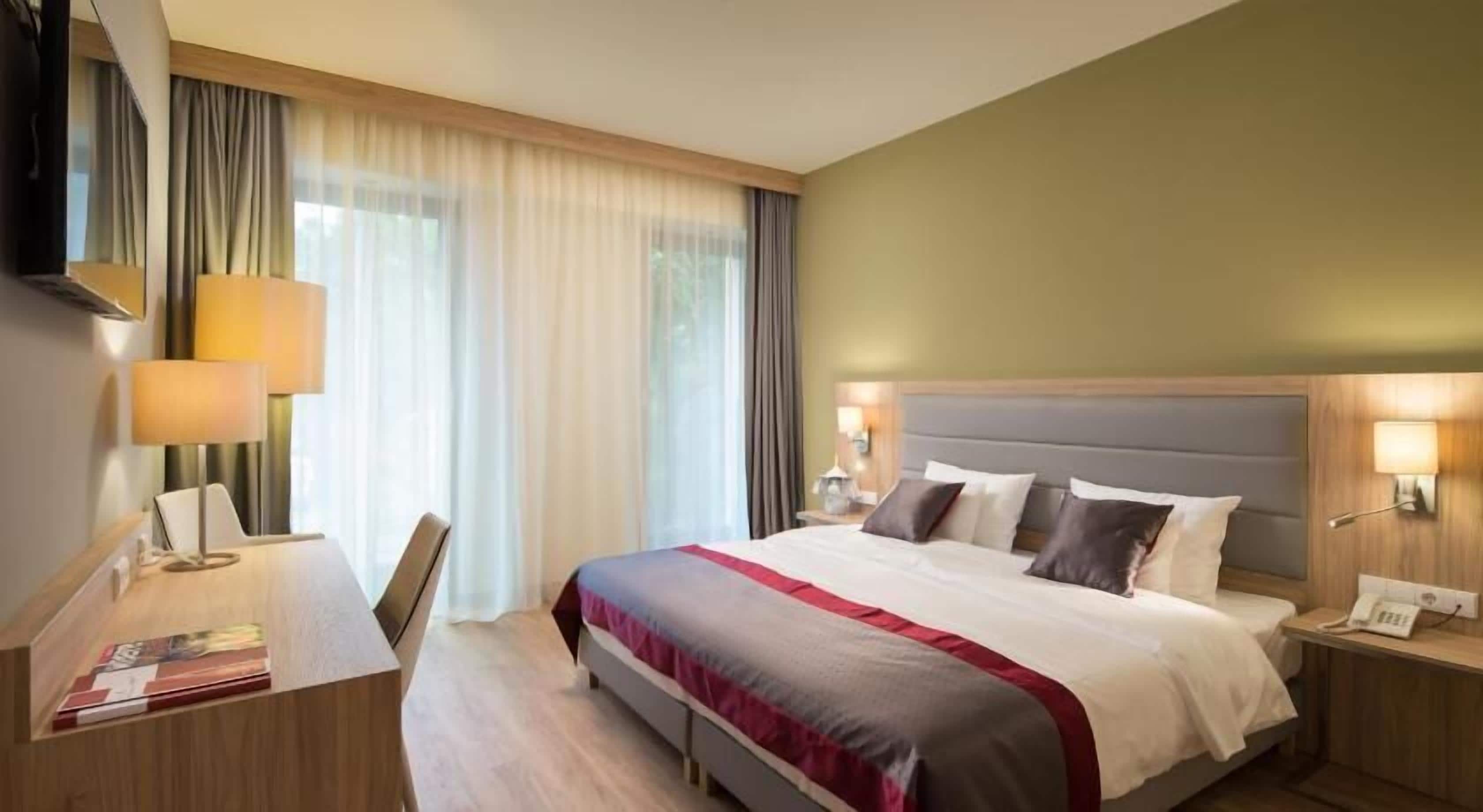 Ropa de cama hipoalergénica y caja de seguridad en la habitación 