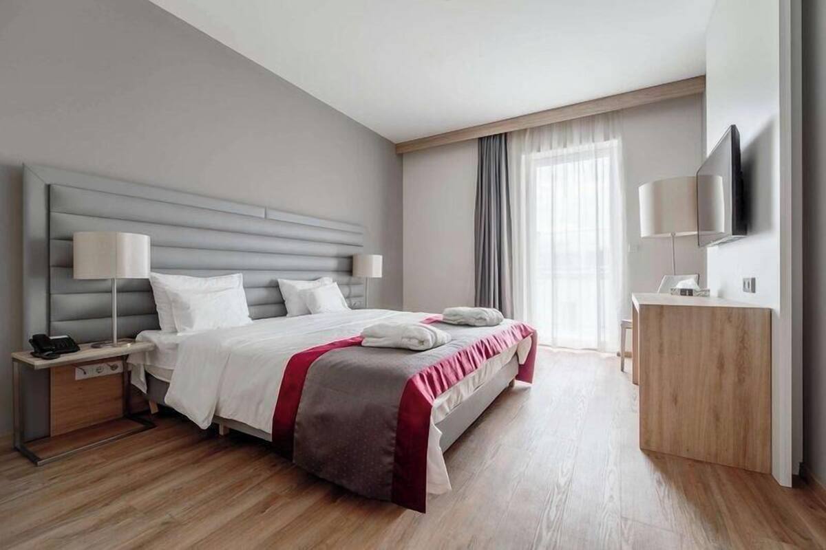 Hypo-allergenic bedding, in-room safe, desk, blackout curtains