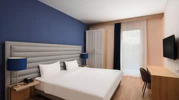 Suite | In-room safe, desk, blackout drapes, soundproofing