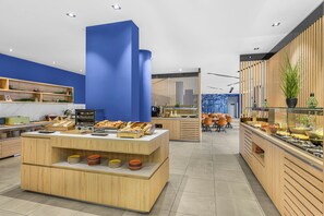 Desayuno buffet diario (EUR 12 por persona)