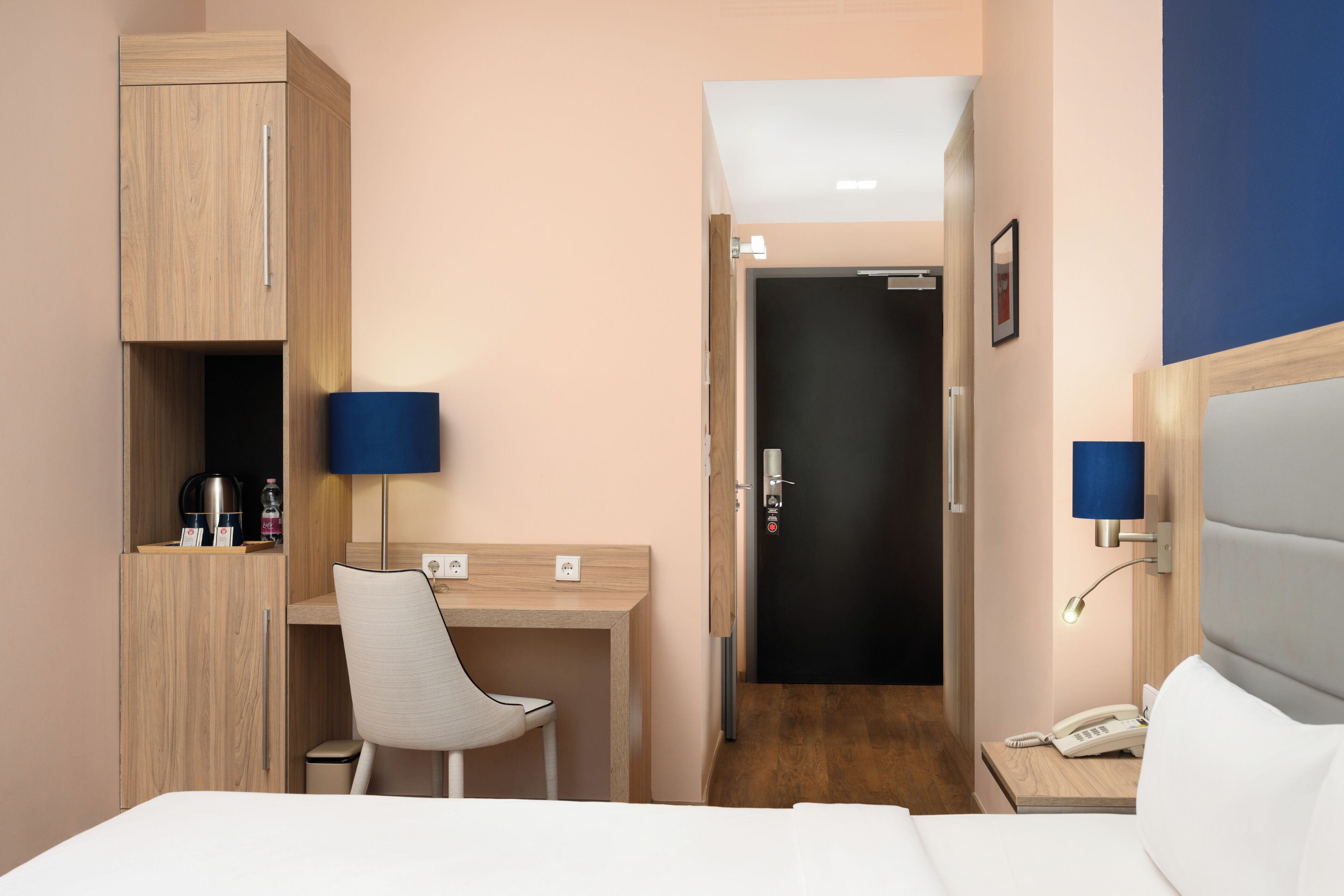Standard Room | Allergitestet sengetøy, safe på rommet, skrivebord og blendingsgardiner