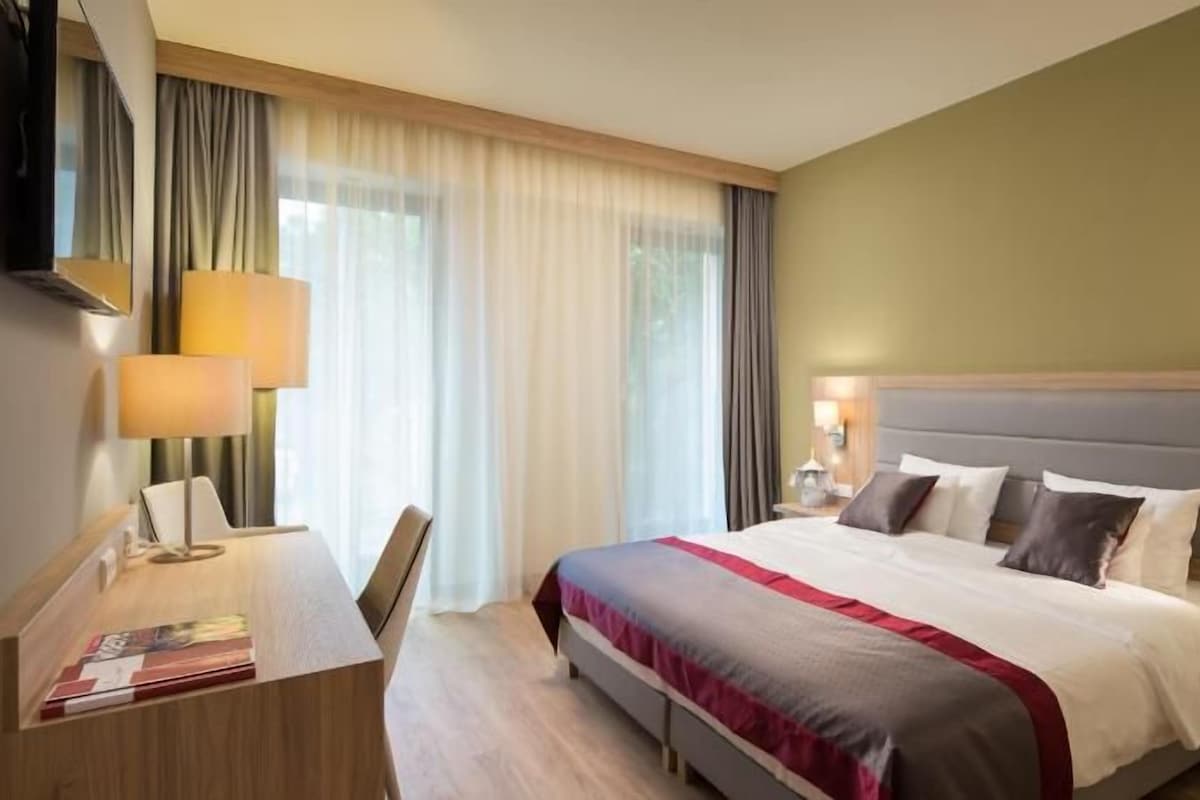 Hypo-allergenic bedding available, in-room safe, desk, blackout drapes