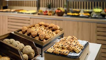 Se ofrece un desayuno bufé (12 EUR por persona)