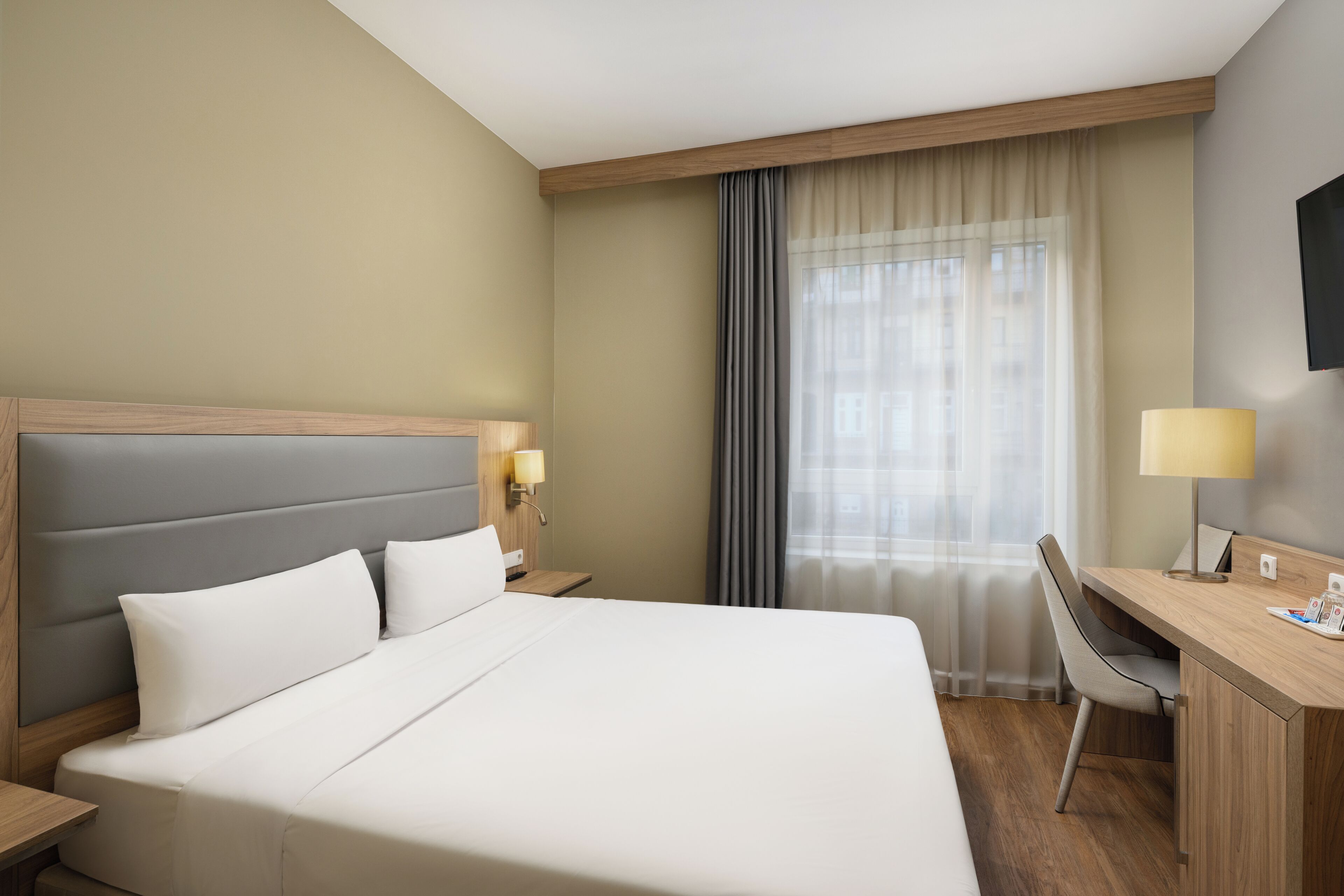 Caja de seguridad en la habitación, escritorio y cortinas blackout 