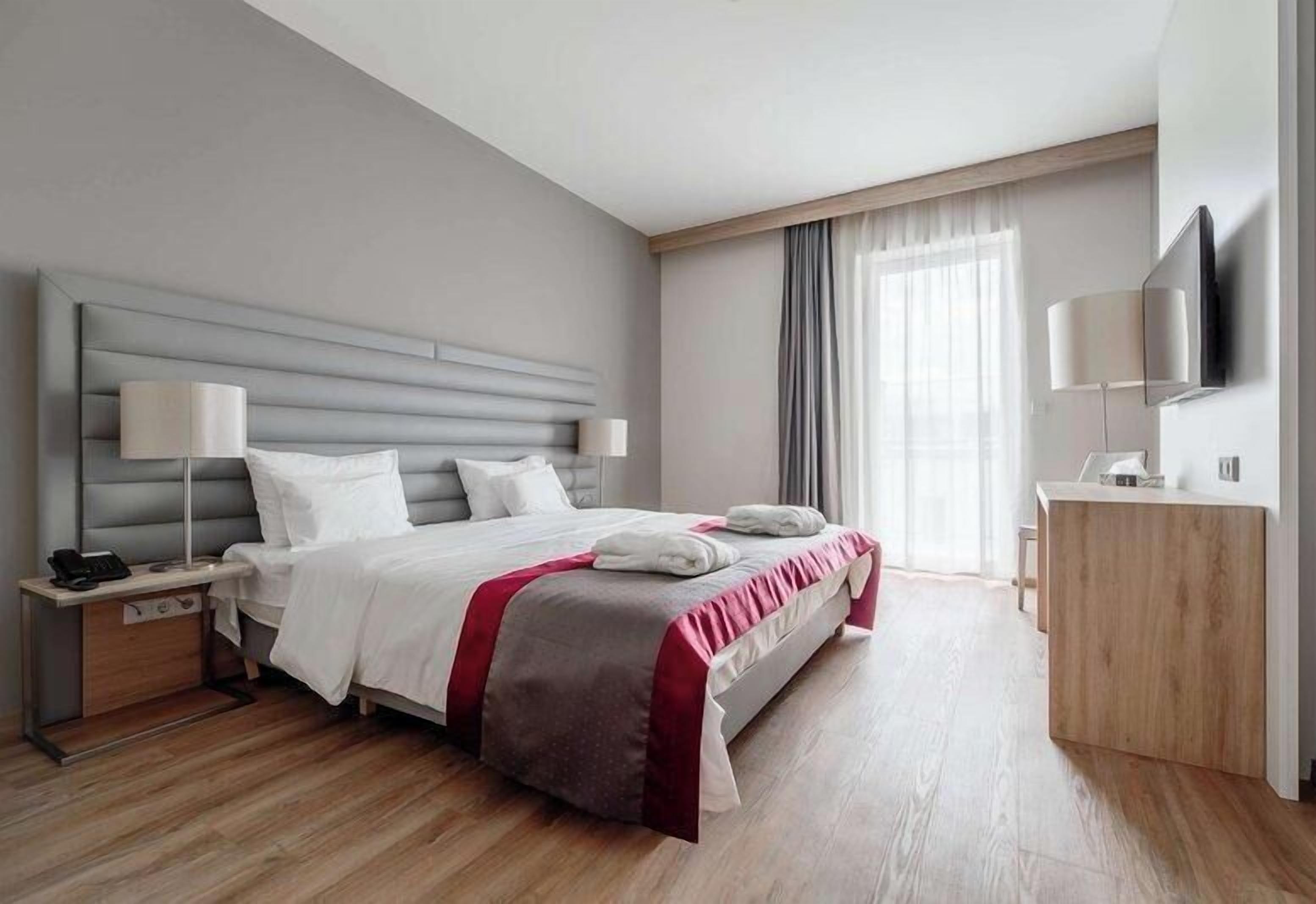 Ropa de cama hipoalergénica y caja de seguridad en la habitación 