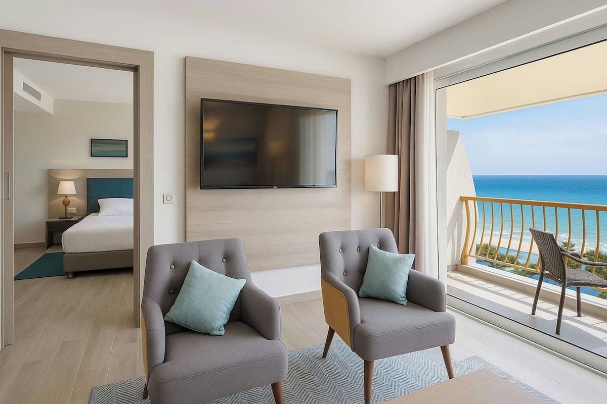 Phòng Suite Executive, 1 phòng ngủ, ban công, quang cảnh một góc biển | 1 phòng ngủ, minibar, két bảo mật tại phòng, bàn