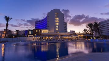 Majoituspaikan julkisivu illalla/yöllä