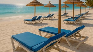 A beach with sun loungers and thatched umbrellas. - Sousse Pearl Marriott Resort & Spa (Sousse)