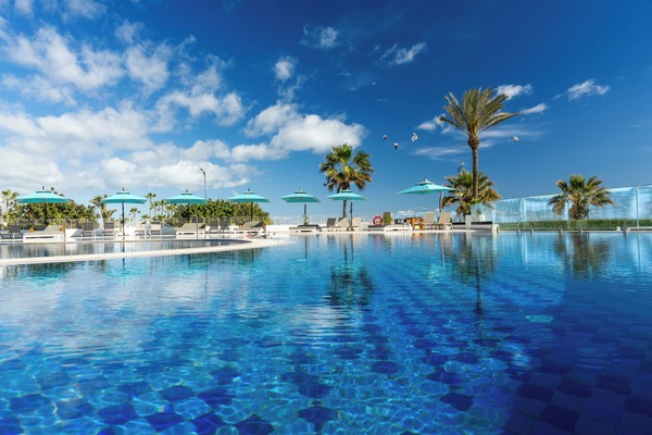 Indoor pool, 3 outdoor pools, pool umbrellas, sun loungers