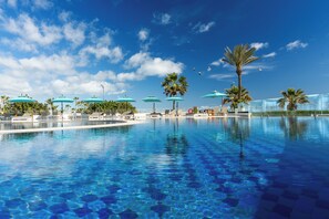 A clear blue pool with lounge chairs and umbrellas, surrounded by palm trees and a clear sky. - Sousse Pearl Marriott Resort & Spa (Sousse)