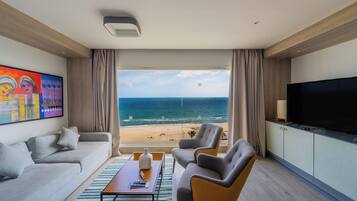 Executive Suite, 1 Bedroom, Balcony | Egyptian cotton sheets, premium bedding, minibar, in-room safe