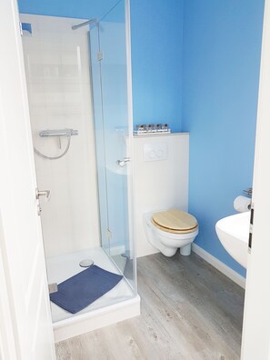 Classic-Apartment, 1 King-Bett, Kochnische, Erdgeschoss | Badezimmer | Dusche, Haartrockner, Handtücher