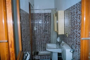 Dusche, kostenlose Toilettenartikel, Bidet, Handtücher