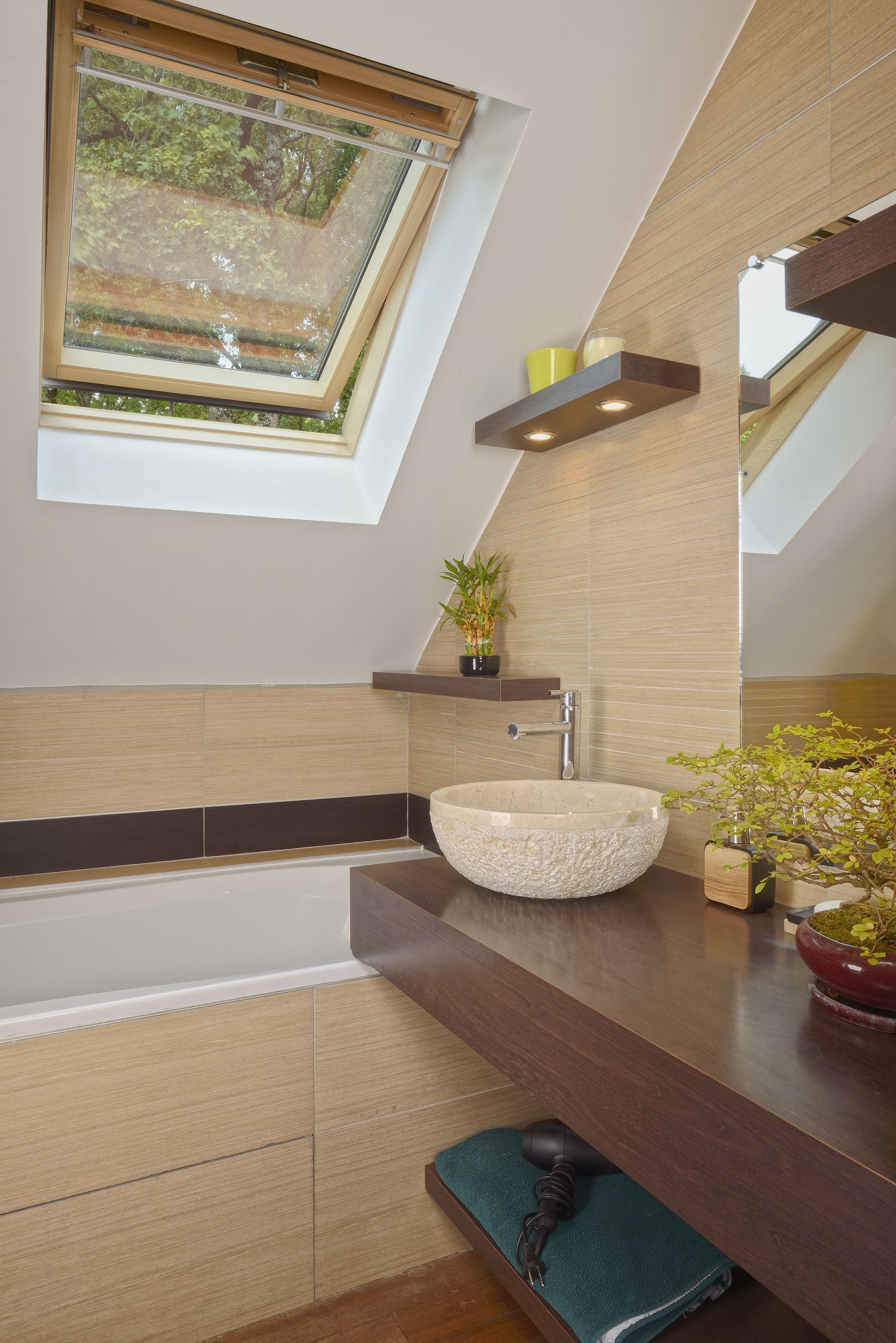 Un baño moderno con tragaluz, un lavamanos grande tipo cuenco y estantes de madera.