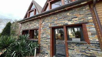 Vista frontal de la propiedad por la tarde o noche