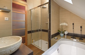 Appartement (Dans les bois) | Salle de bain | Baignoire et douche séparées, sÚche-cheveux, peignoirs