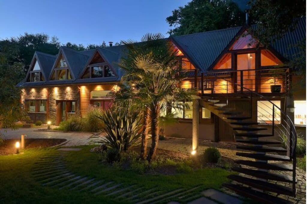 Voorkant accommodatie - avond/nacht