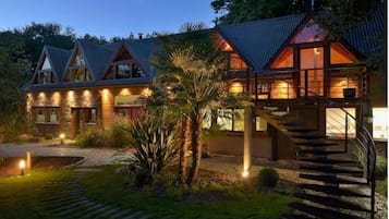 Voorkant accommodatie - avond/nacht