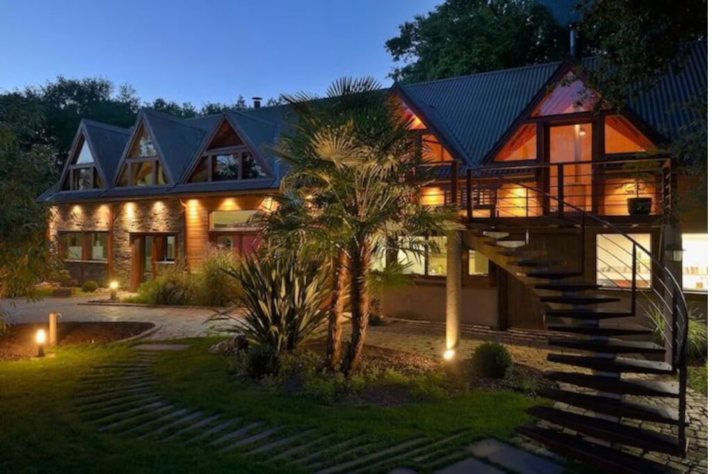 Fachada de la propiedad por la tarde o noche