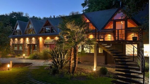 Bagian depan properti - sore/malam