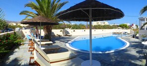 季節性室外泳池；泳池傘、躺椅