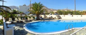 Seasonal outdoor pool, pool umbrellas, sun loungers - Avra Hotel (Santorini)