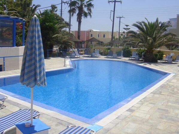 季節性室外泳池；泳池傘、躺椅