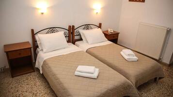 خزنة داخل الغرفة ومكواة/لوح كي وأسرّة أطفال/رضّع (مجانًا)