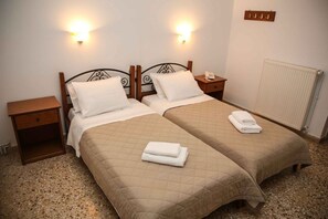 A double bed room with two bedside tables, a nightstand, and a wall-mounted light fixture. - Hotel Anixis (Lamia)