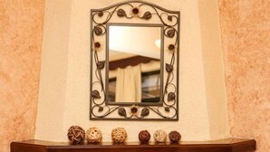 Une cheminée surmontée d’un miroir décoratif.