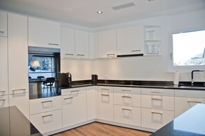 Private kitchen | Full-sized fridge, microwave, oven, stovetop