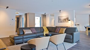 Living area | Flat-screen TV - Apartment Rugenpark 8 (Interlaken)