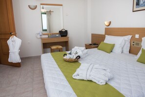 In-room safe, desk, soundproofing, free WiFi - Mitos Village (Hersonissos)